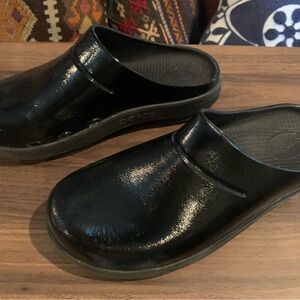 OOFOS Glossy Black Slip-On Shoes